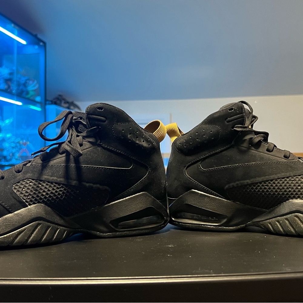 Air Jordan Men’s size 9 lift off shoes. Black, gold, and suede - Picture 2 of 4